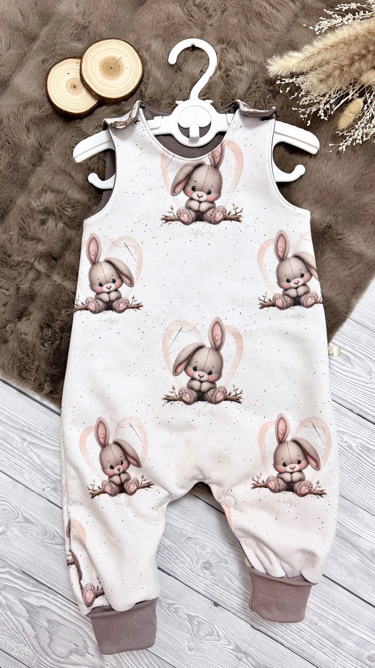 Romper „Hase Damien“ – Zum Wohlfühlen und Entdecken 🤎