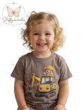 Handgemachtes Kindershirt „Theo der kleine Baggerfahrer“