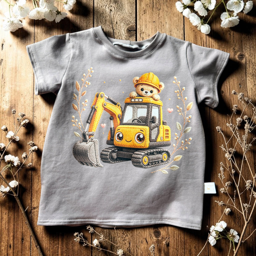Handgemachtes Kindershirt „Theo der kleine Baggerfahrer“