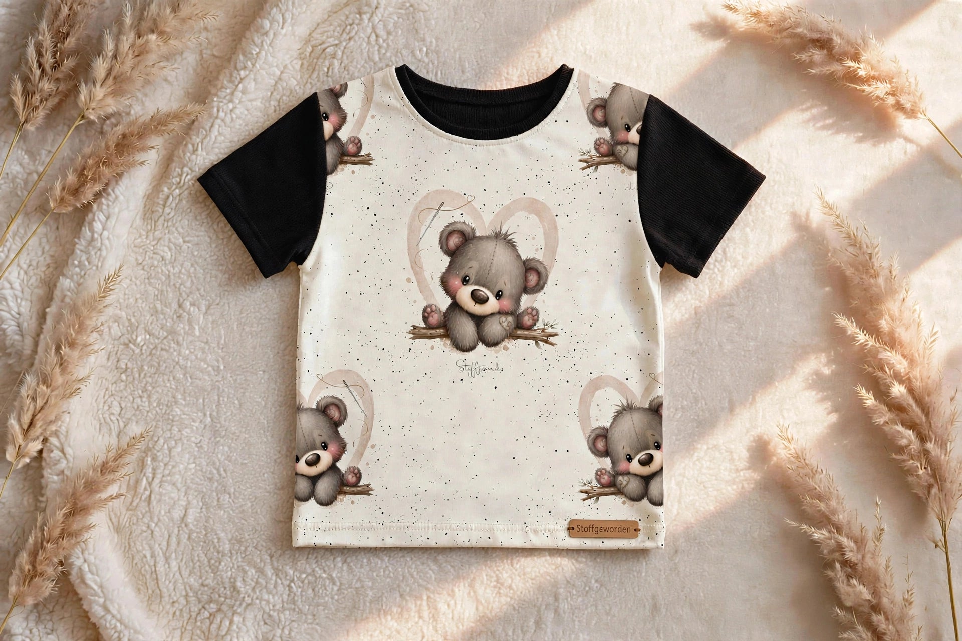 Baby und Kinder-T-Shirt „Kleiner Herzensbär“ mit schwarzen Ärmel
