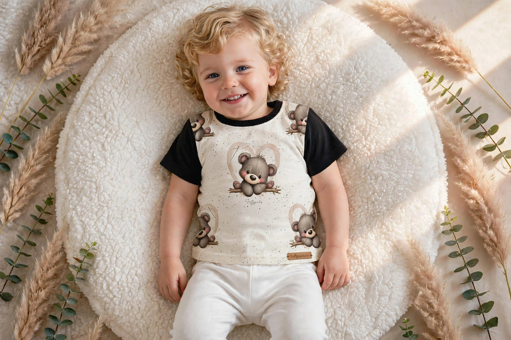 Baby und Kinder-T-Shirt „Kleiner Herzensbär“ mit schwarzen Ärmel