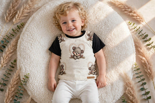 Baby und Kinder-T-Shirt „Kleiner Herzensbär“ mit schwarzen Ärmel