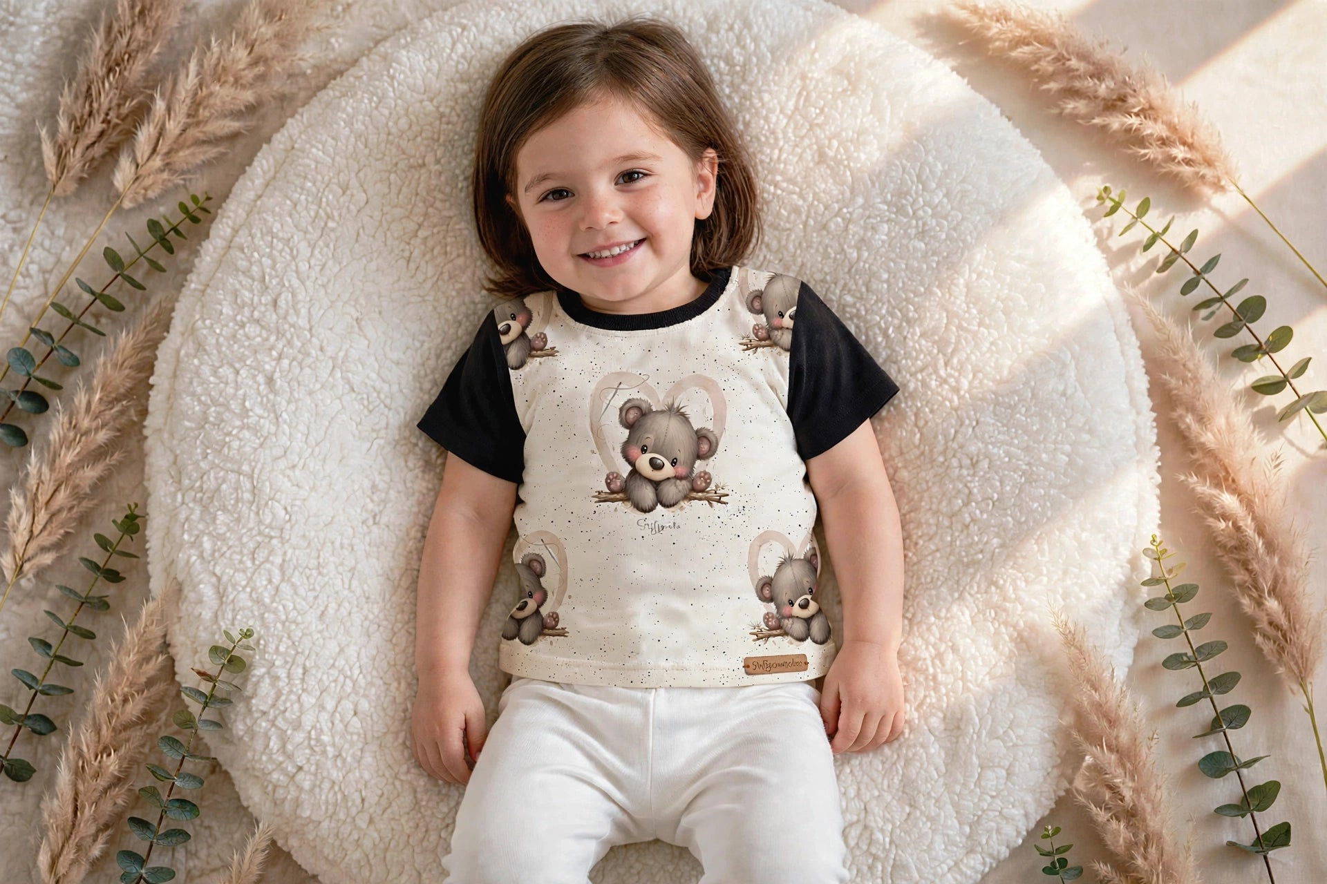 Baby und Kinder-T-Shirt „Kleiner Herzensbär“ mit schwarzen Ärmel